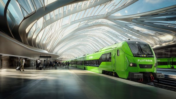 Flix-Zug in einem lichtdurchfluteten Bahnhof