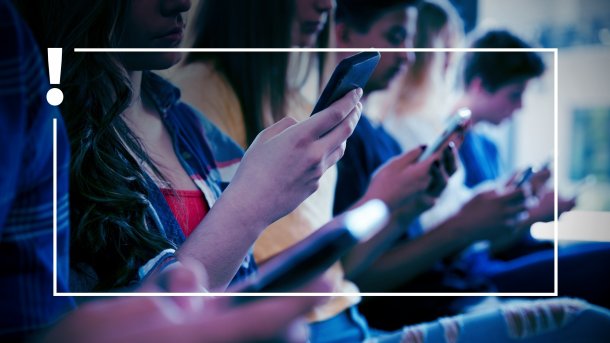 Jugendliche mit Smartphones