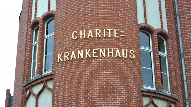 Goldener Schriftzug am Campus Charité Mitte – Charitéplatz 1 (Friedrich-Althoff-Haus)