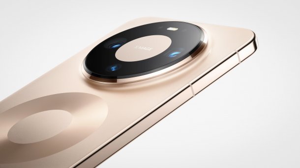 Huawei-Smartphone angewinkelt von hinten vor weiß-grauem Hintergrund