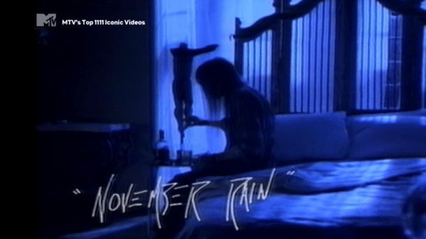 Screenshot aus einem Musikvideo von November Rain.