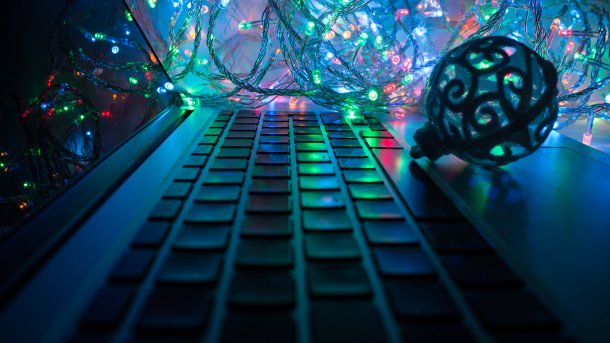 Weihnachtsbeleuchtung hinter einer Tastatur