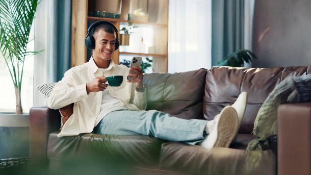 Mensch, der Podcasts hört
