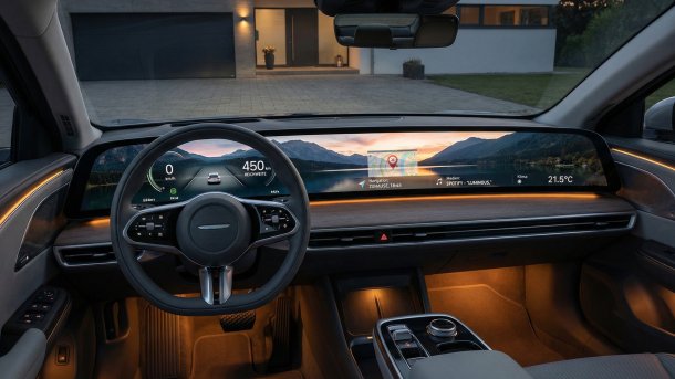 Blick auf das Infotainment-Systems eines modernen Autos