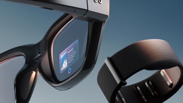 Meta Ray-Ban Display und Meta Neural Band vor blauem Hintergrund schwebend.