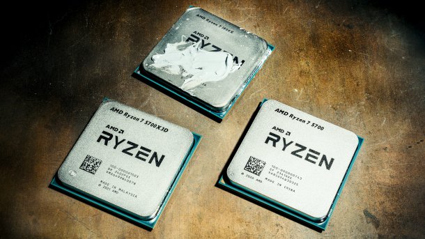 Drei Ryzen-CPUs nebeneinander auf braunem Untergrund
