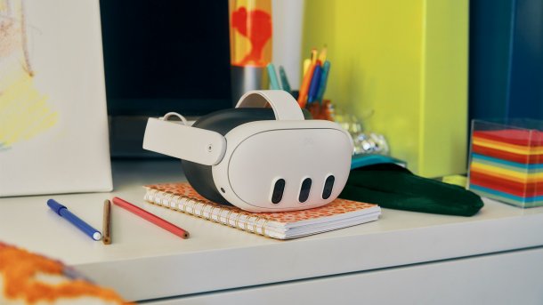 Meta Quest 3 in einem Kinderzimmer neben bunten Stiften und Ordnern.