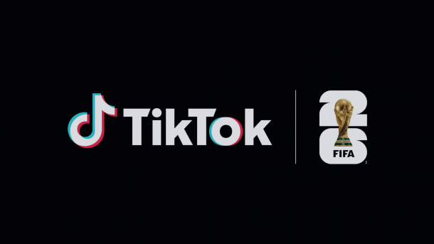 TikTok-Schriftzug und FIFA-Logo
