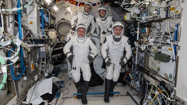 Vier Personen in Raumanzügen auf der ISS