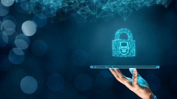 Digital identities on a tablet, with a lock containing a face above it (symbolic image)