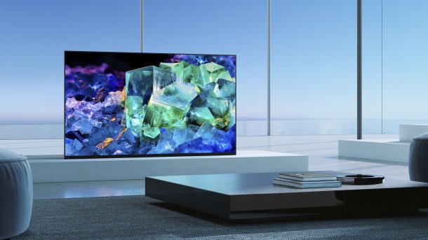 Modernes Wohnzimmer mit einem Fernseher an der Wand