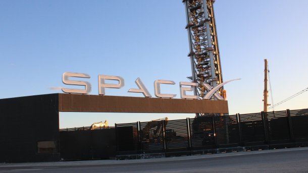 SpaceX-Schriftzug am Standort in Texas