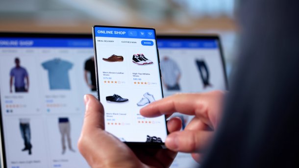 Online-Shop auf dem Smartphone-Bildschirm