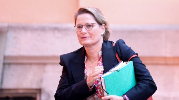 Bundesjustizministerin Stefanie Hubig mit einem Aktenordner unter dem Arm auf dem Weg zu einer Sitzung.