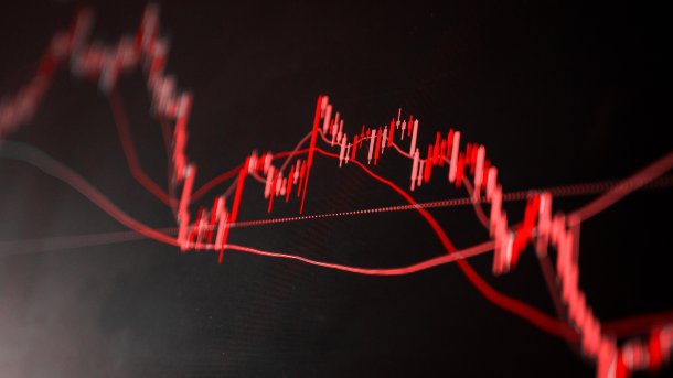 Red trading curve pointing downwards