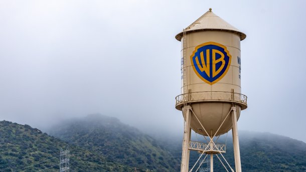 Warner-Bros-Logo auf einem Wasserturm