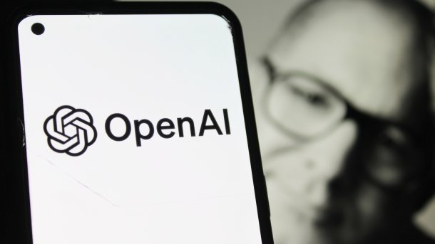 Jony Ive hinter einem OpenAI-Logo