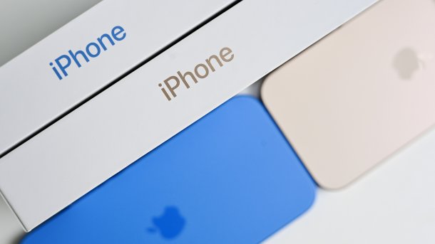 Zwei iPhones mit Packung auf einem Tisch