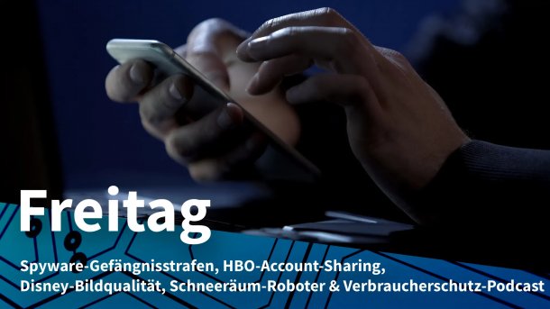 Mann am Laptop verwendet Smartphone; Freitag: Spyware-Gefängnisstrafen, HBO-Account-Sharing, Disney-Bildqualität, Schneeräum-Roboter & Verbraucherschutz-Podcast