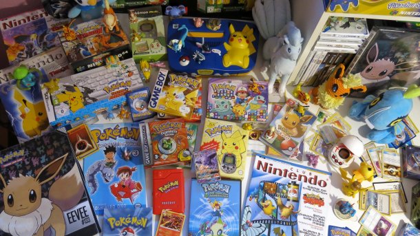 Zahlreiche Pokemon-Spiele, Figuren und Karten nebeneinander