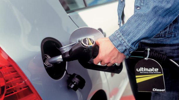 Auto an der Tankstelle tankt Diesel