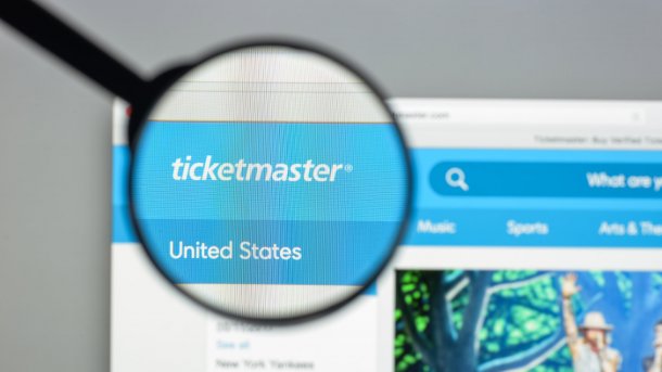 Magnifying glass enlarges Ticketmaster website with logo and "United States" selection in browser – symbolic image for ticket sales, events, and online ticket systems.