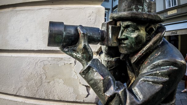 Bronze statue of a paparazzo