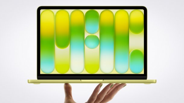 Hand hält ein aufgeklapptes MacBook Neo hoch
