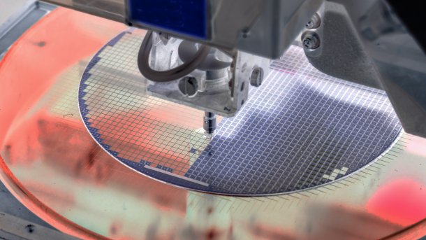 Negativbild eines Wafers während der Belichtung