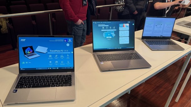 Mehrere Notebooks auf einem Tisch