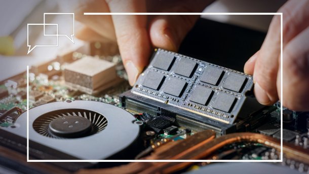 Mensch baut RAM in ein Notebook ein