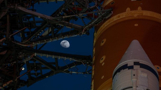 Im Vordergrund Teile der Rakete, im Hintergrund der Mond