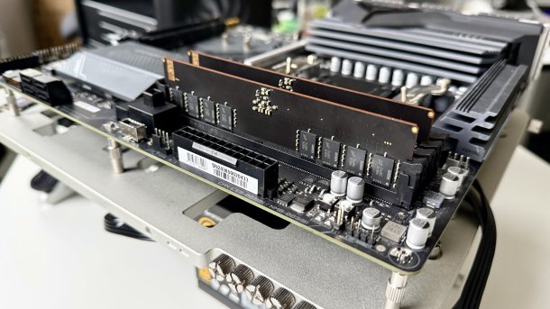 Black RAM modules in a mainboard