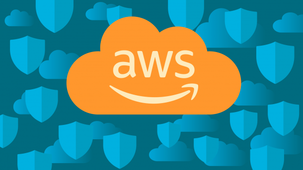 AWS-Logo mit Schildern und Wolken, blauer Hintergrund