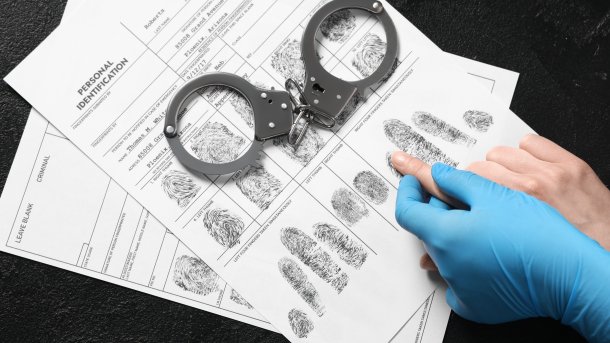 Polizist nimmt Fingerabdrücke von einem Verdächtigen