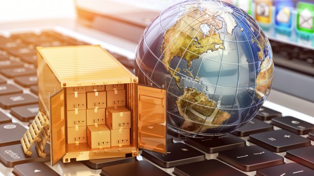 Container und Weltkugel auf Tastatur