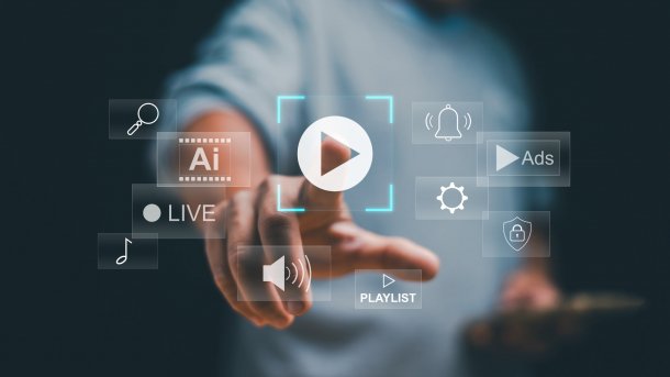 Konzept des Digital Media Players. Der menschliche Fingerpunkt interagiert mit virtuellen Spielsymbolen. KI-Elemente, Live-Streaming und Multimedia-Steuerelemente. Moderne Content-Technologie und Online-Engagement.