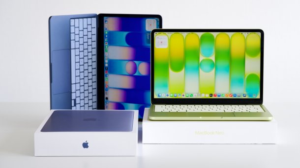 MacBook Neo in verschiedenen Farben auf einem Tisch