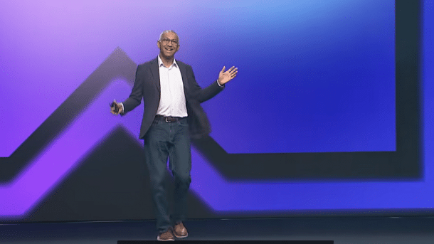 Nutanix-CEO Rajiv Ramaswami auf der Konferenzbühne