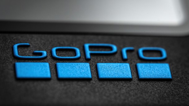 Nahaufnahme des blauen GoPro-Logos auf einer Kamera.