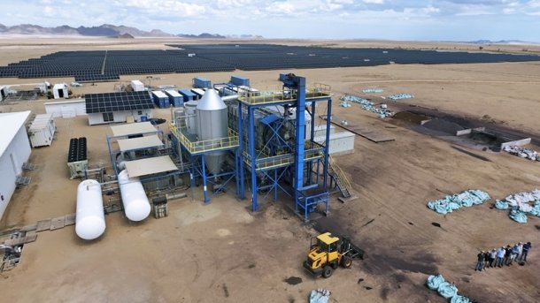 Der Drehrohrofen des Konsortiums steht in einer staubigen Landschaft, im Hintergrund sind offenbar Solarmodule aufgeständert