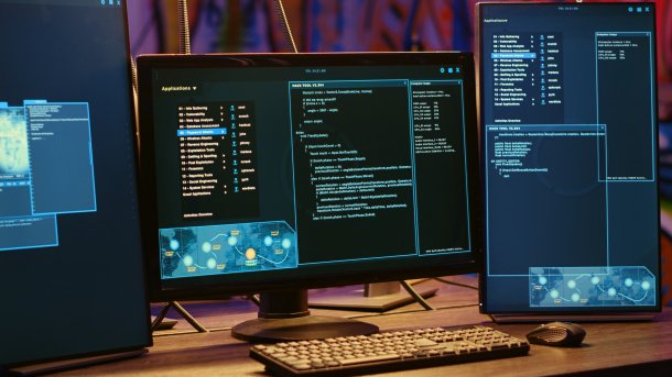 Computer mit Code und Graphen