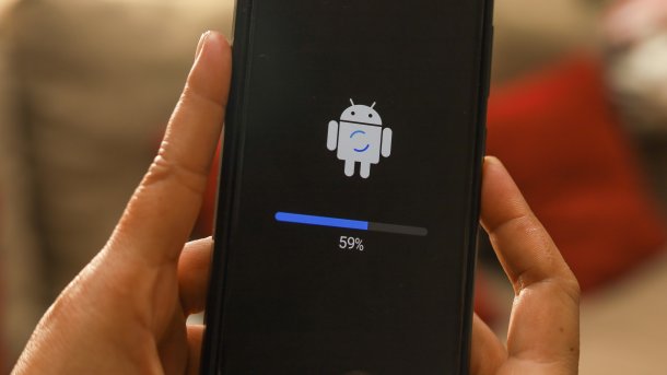 Android-Smartphone, auf dem ein Update installiert wird.  