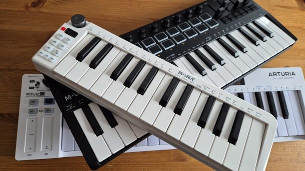 Übereinandergestapelte MIDI-Keyboards