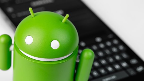 Green Android Bugdroid in front of a smartphone