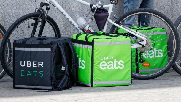 Taschen von Uber Eats neben einem Fahrrad