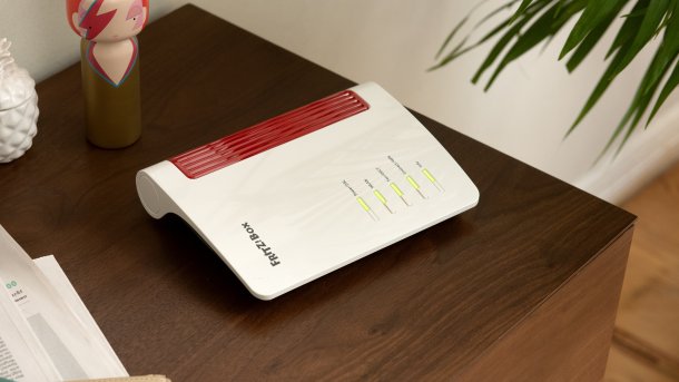 Router steht auf einer Kommode neben einer Pflanze