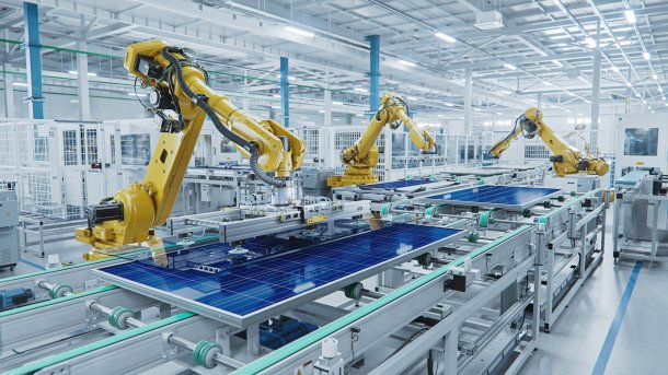 Fließbandproduktion von Solarpanels mit Industrierobotern.