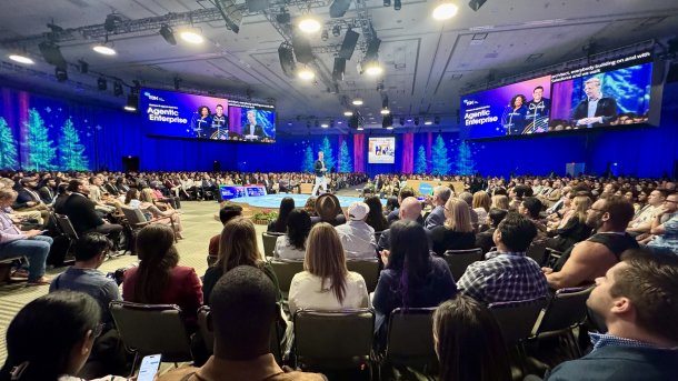 Ein Podium mit voll besetztem Saal bei einer Hausmesse von Salesforce