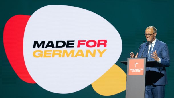 Bundeskanzler Merz spricht auf der Hannover Messe, im Hintergrund der Schriftzug "Made for Germany"